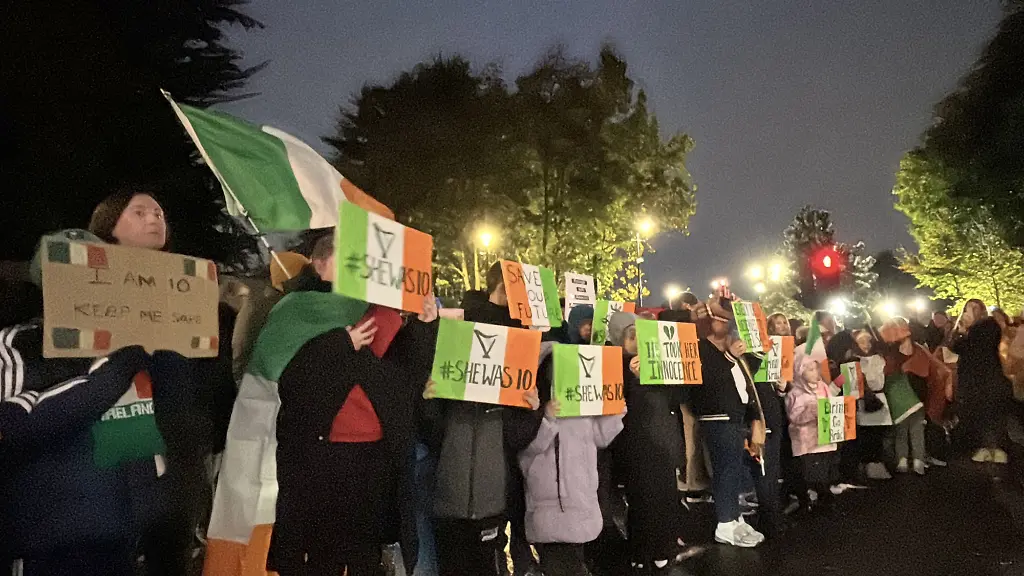 Menschen-protestieren-vor-dem-Citywest-Hotel-in-Saggart-im-Suedwesten-Dublins-Menschen-versammelten-sich-vor-dem-Citywest-Hotel-und-hielten-Transparente-in-den-Farben-der-irischen-Flagge-mit-der-Aufschrift-Sie-war-10