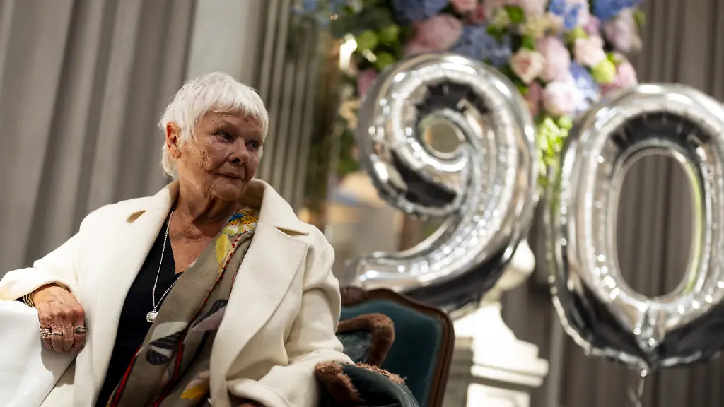 Dame-Judi-Dench-sculpture-Dame-Judi-Dench-sits-for-sculptor-Frances-Segelman-live-in-front-of-an-invited-audience-at-Claridge-s-in-London-Picture-date-Monday-May-19-2025