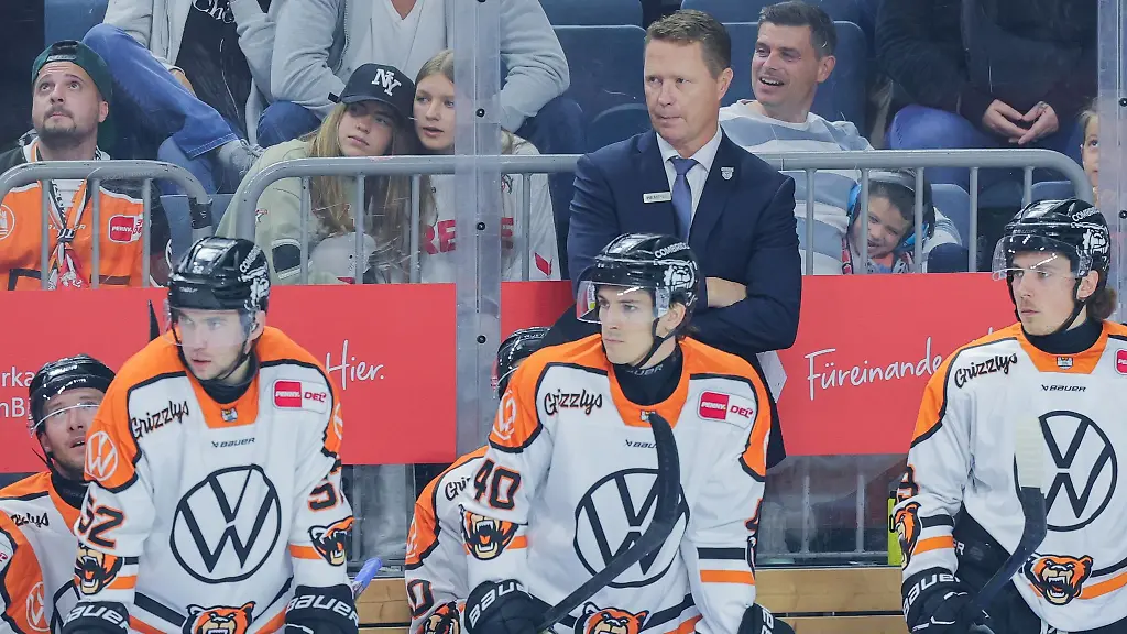 Wolfsburgs-Trainer-Michael-Stewart