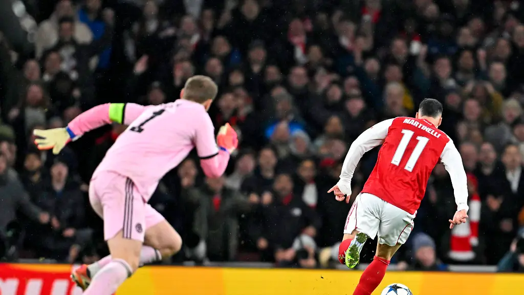 26-11-2025-Fussball-UEFA-Championsleague-2025-2026-Vorrunde-5-Spieltag-FC-Arsenal-FC-Bayern-Muenchen-im-Emirates-Stadion-London-England-Gabriel-Martinelli-FC-Arsenal-vorbei-an-Torwart-Manuel-Neuer-FC-Bayern-Muenchen-DFL-and-DFB-regulations-prohibit-any-use-of-photographs-as-image-sequences-and-or-quasi-video