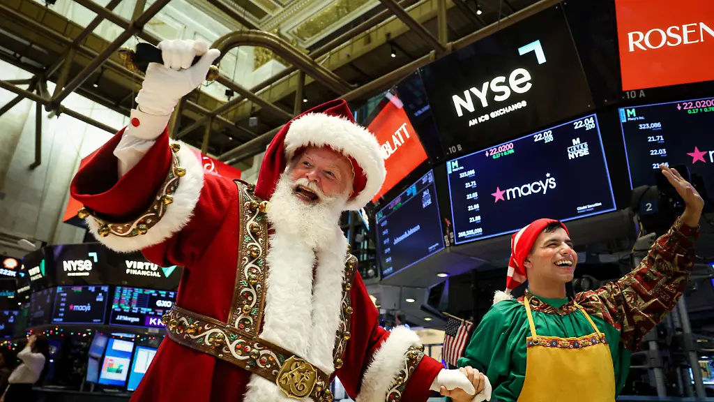 Macy-s-Santa-Claus-is-greeted-by-traders-on-the-floor-at-the-New-York-Stock-Exchange-NYSE-in-New-York-City-U-S-November-26-2025