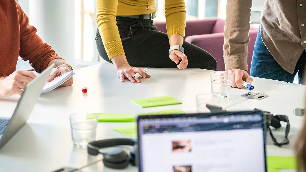 Und-wer-entscheidet-jetzt-Flache-Hierarchien-im-Unternehmen-bedeuten-auch-viel-Eigenverantwortung-und-Konfliktpotenzial-im-Team