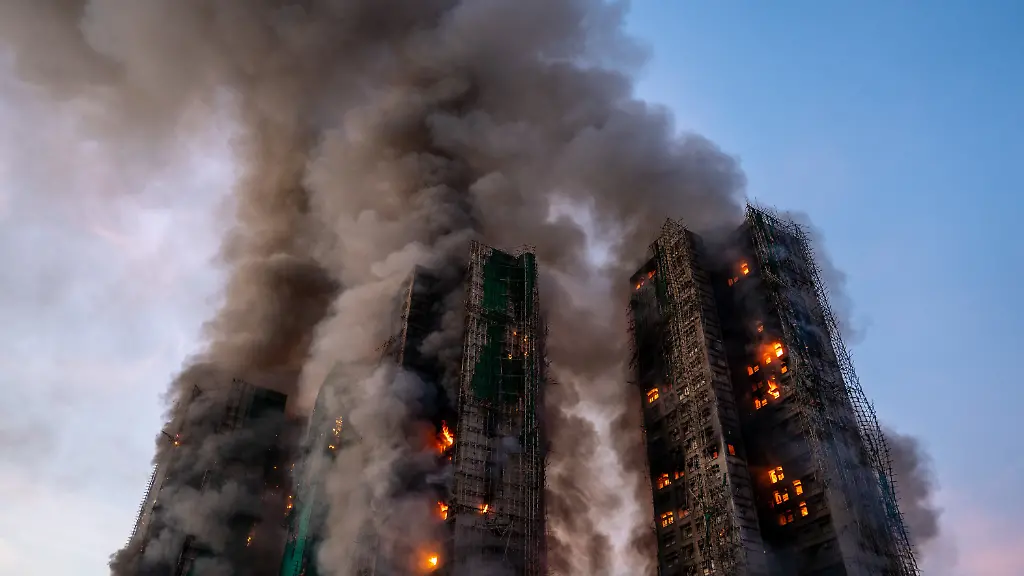 26-11-2025-China-Hongkong-Rauch-und-Flammen-steigen-auf-als-ein-Grossbrand-mehrere-Wohngebaeude-am-Wang-Fuk-Court-erfasst-Die-Feuerwehr-von-Hongkong-hat-den-Feueralarm-Nr-5-ausgeloest