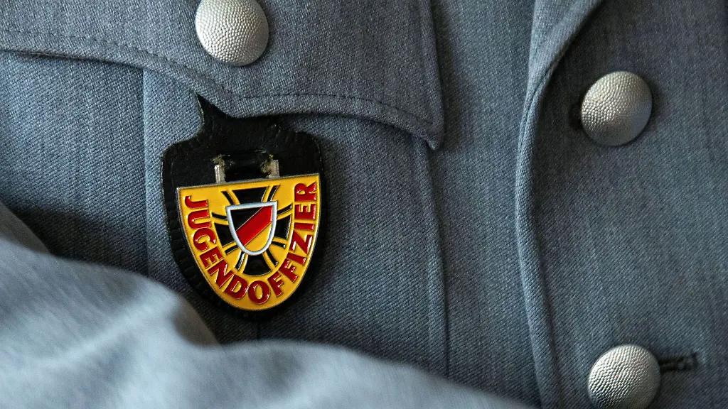 Ein-Ex-Oberstufenschueler-soll-bearbeitete-Fotos-eines-Jugendoffiziers-der-Bundeswehr-verbreitet-haben-die-diesen-in-die-Naehe-der-SS-ruecken-sollen-das-Verfahren-beginnt-im-Dezember