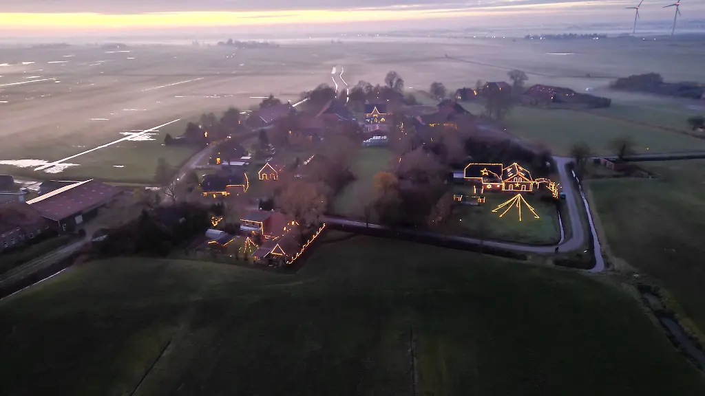 Fast-das-ganze-Dorf-Bingumgaste-ist-zur-Adventszeit-festlich-beleuchtet