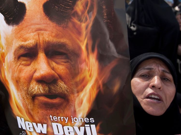 Proteste gegen die Koranverbrennung und den radikalen US-Pastor Terry Jones im Iran.