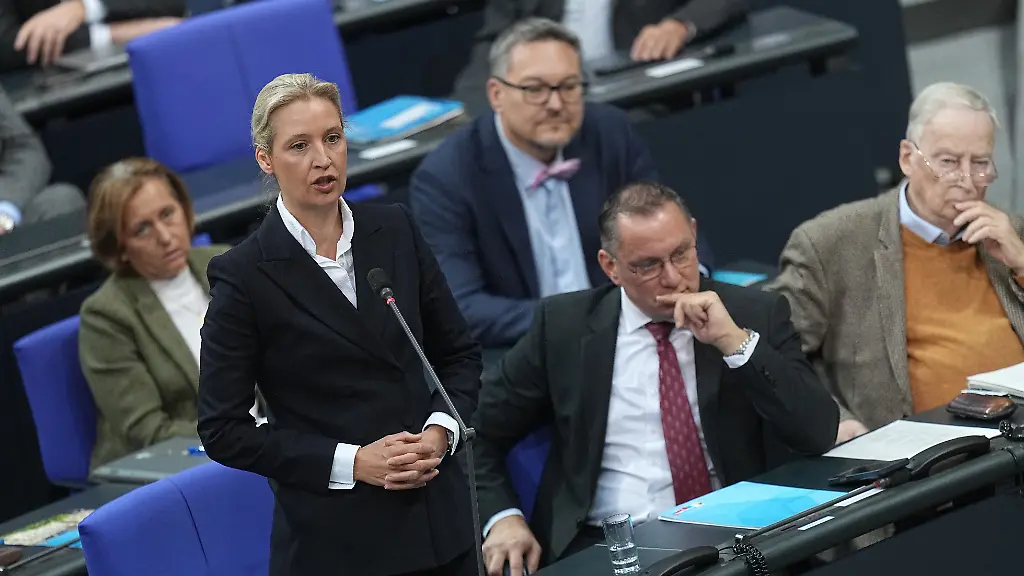 Alice-Weidel-Fraktions-und-Bundesvorsitzende-der-AfD-spricht-in-der-Generaldebatte-im-Bundestag-zum-Haushalt-Die-Debatten-ueber-den-Etat-des-Kanzleramts-werden-traditionell-zur-Generalaussprache-ueber-die-Politik-der-Bundesregierung-genutzt
