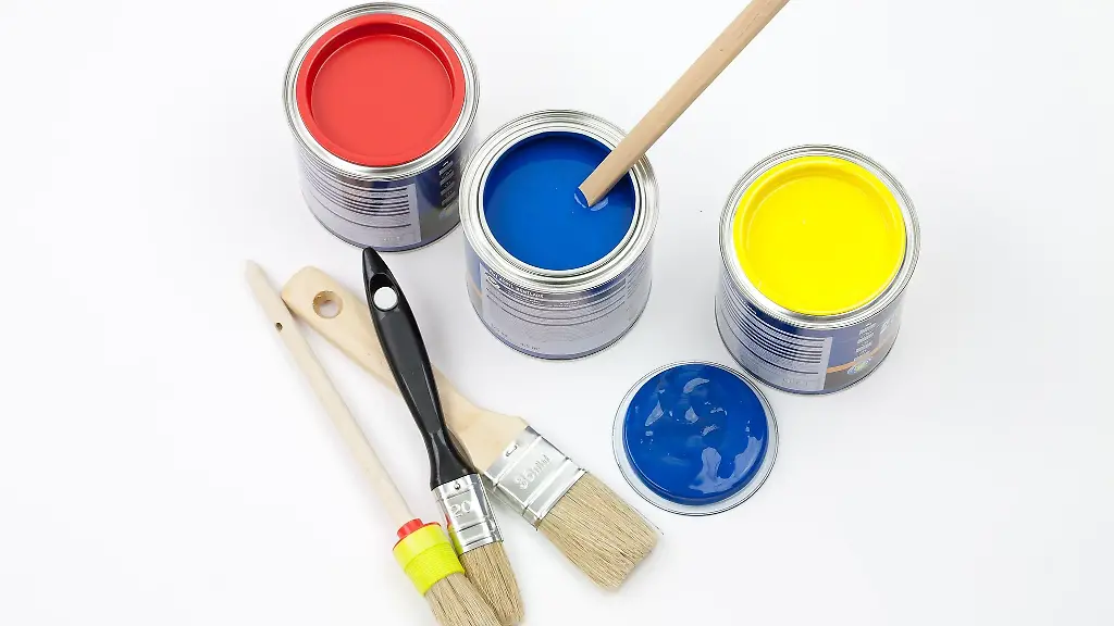 Kostenguenstige-Alternative-zur-Fliesensanierung-Spezielle-Fliesenlacke-ermoeglichen-es-alte-Fliesen-zu-ueberstreichen-und-sparen-dabei-Zeit-Aufwand-und-Kosten