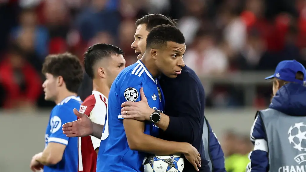 Soccer-Football-UEFA-Champions-League-Olympiacos-v-Real-Madrid-Georgios-Karaiskakis-Stadium-Piraeus-Greece-November-26-2025-Real-Madrid-s-Kylian-Mbappe-celebrates-with-coach-Xabi-Alonso-and-the-match-ball-after-the-match-REUTERS-Stephane-Mahe