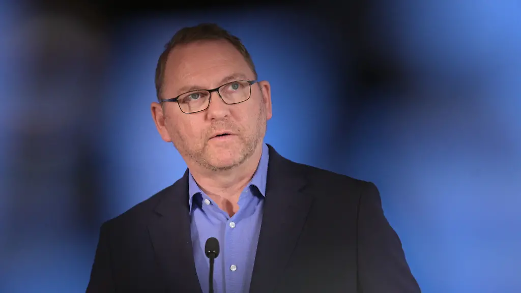 Frank-Werneke-Vorsitzender-der-Gewerkschaft-Verdi-gibt-nach-dem-Abschluss-der-Tarifverhandlungen-fuer-den-oeffentlichen-Dienst-ein-Statement-Im-Tarifstreit-fuer-den-oeffentlichen-Dienst-von-Bund-und-Kommunen-haben-Gewerkschaften-und-Arbeitgeber-eine-Einigung-erzielt