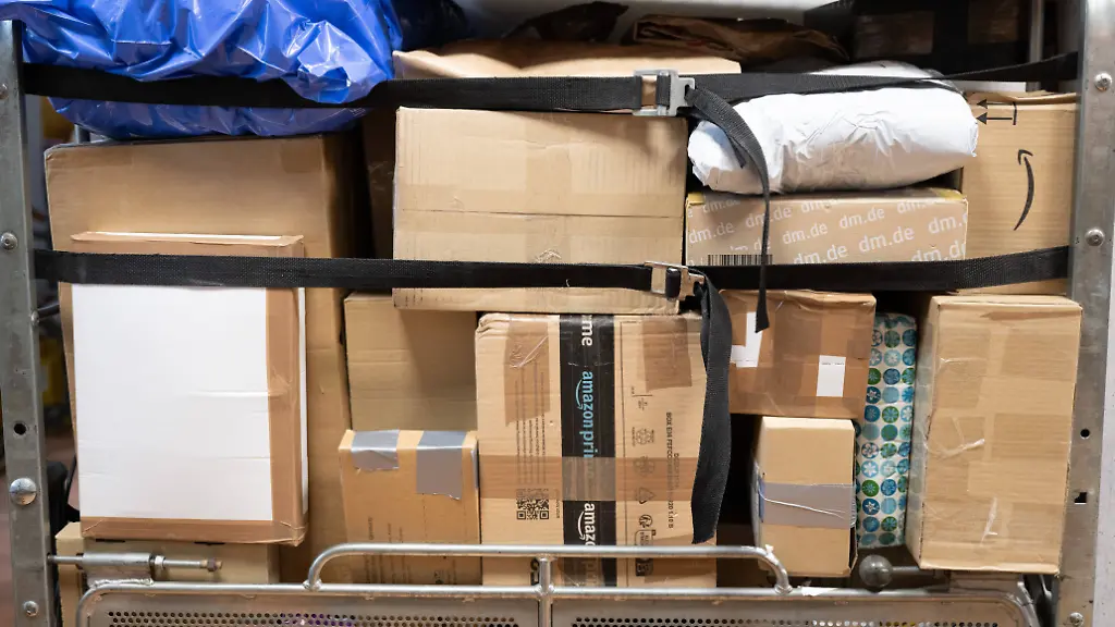 Pakete-sind-auf-einem-Wagen-gestapelt