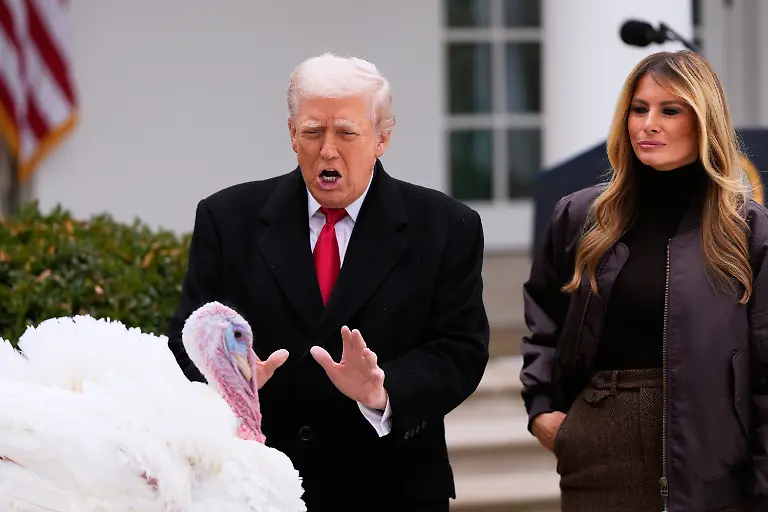 25-11-2025-USA-Washington-US-Praesident-Donald-Trump-und-First-Lady-Melania-Trump-stehen-neben-dem-nationalen-Thanksgiving-Truthahn-Gobble-waehrend-einer-Begnadigungszeremonie-im-Rosengarten-des-Weissen-Hauses