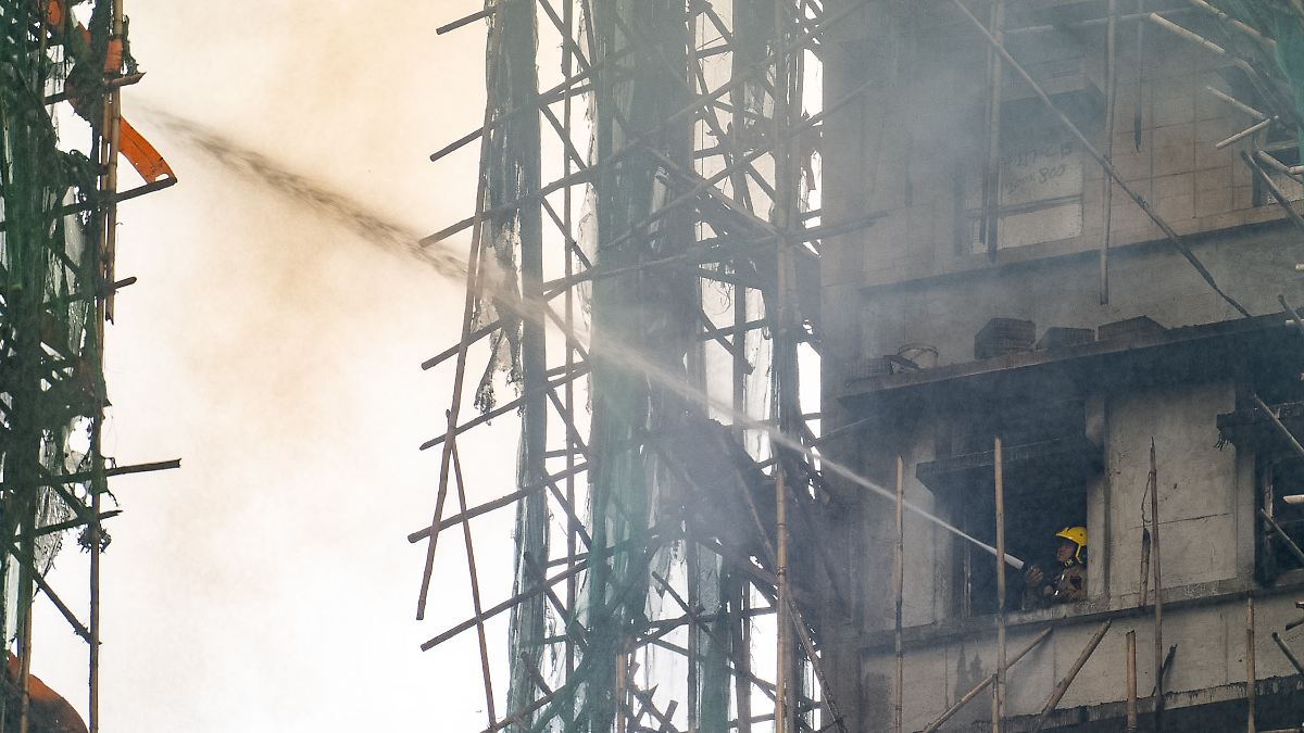 Flammen-lodern-noch-immer-Zahl-der-Toten-in-Hongkong-steigt-auf-55-noch-viele-Vermisste