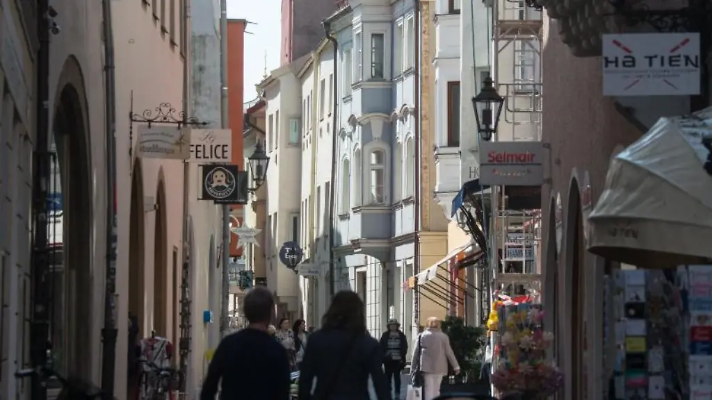 Passanten-gehen-durch-eine-Gasse-in-der-Altstadt-von-Regensburg