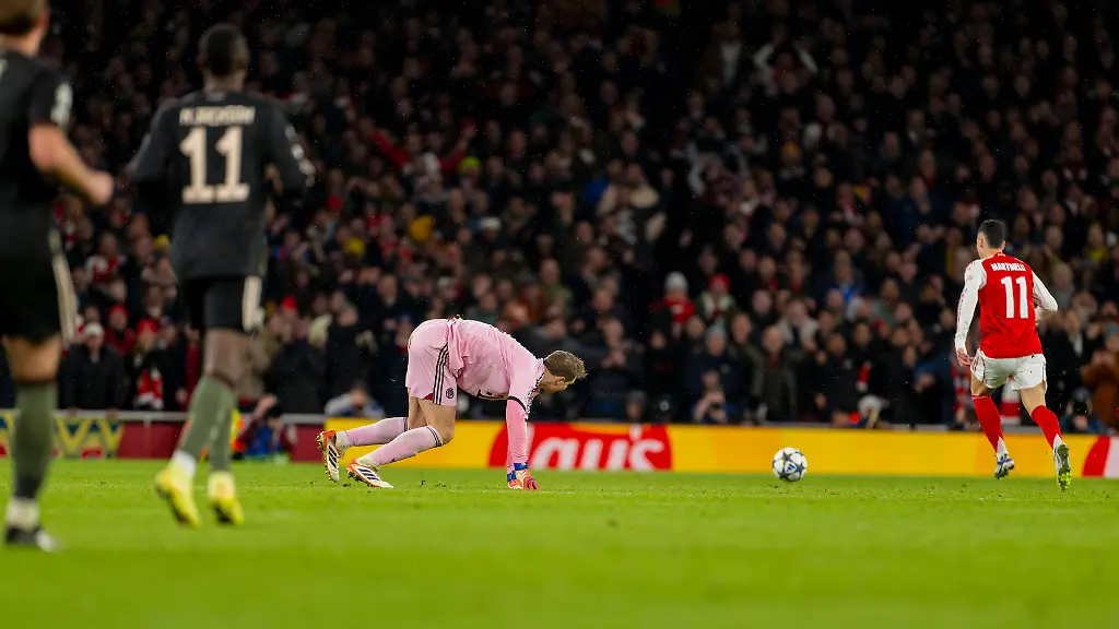 26-11-2025-Fussball-UEFA-Championsleague-2025-2026-Vorrunde-5-Spieltag-FC-Arsenal-FC-Bayern-Muenchen-im-Emirates-Stadion-London-England-Nach-einem-Fehler-von-Torwart-Manuel-Neuer-li-FC-Bayern-Muenchen-schiebt-Gabriel-Martinelli-FC-Arsenal-zum-3-1-ein