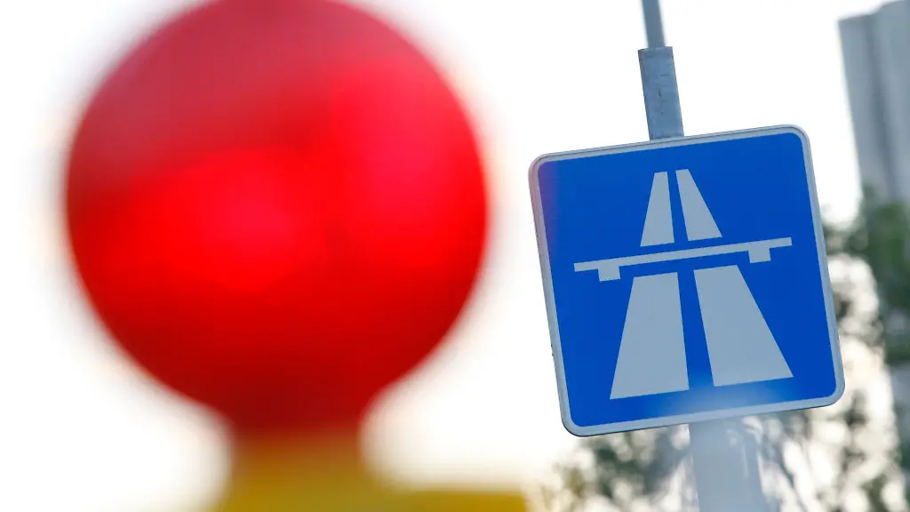 Ein-beschaedigter-Gullydeckel-sorgt-fuer-einen-Unfall-auf-der-Autobahn-9