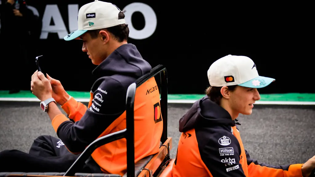 Grande-Premio-MSC-Formula-1-Brasil-SaO-PAULO-SP-09-11-2025-GRANDE-PREMIO-MSC-FoRMULA-1-BRASIL-Brazilian-Formula-1-Grand-Prix-MSC-Cruises-in-Sao-Paulo-this-Sunday-09-at-the-JosA-Carlos-Pace-racetrack-in-Interlagos-south-of-the-city-of-Sao-Paulo-In-the-photo-drivers-Lando-Norris-and-Oscar-Piastri-during-the-drivers-39-parade