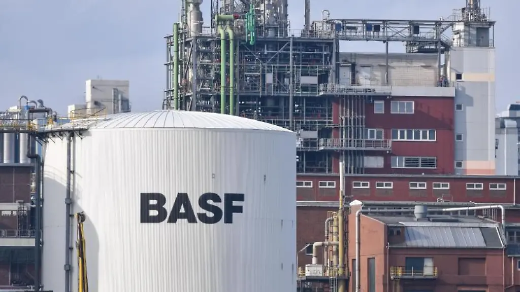 Ein-Tankbehaelter-mit-der-Aufschrift-BASF
