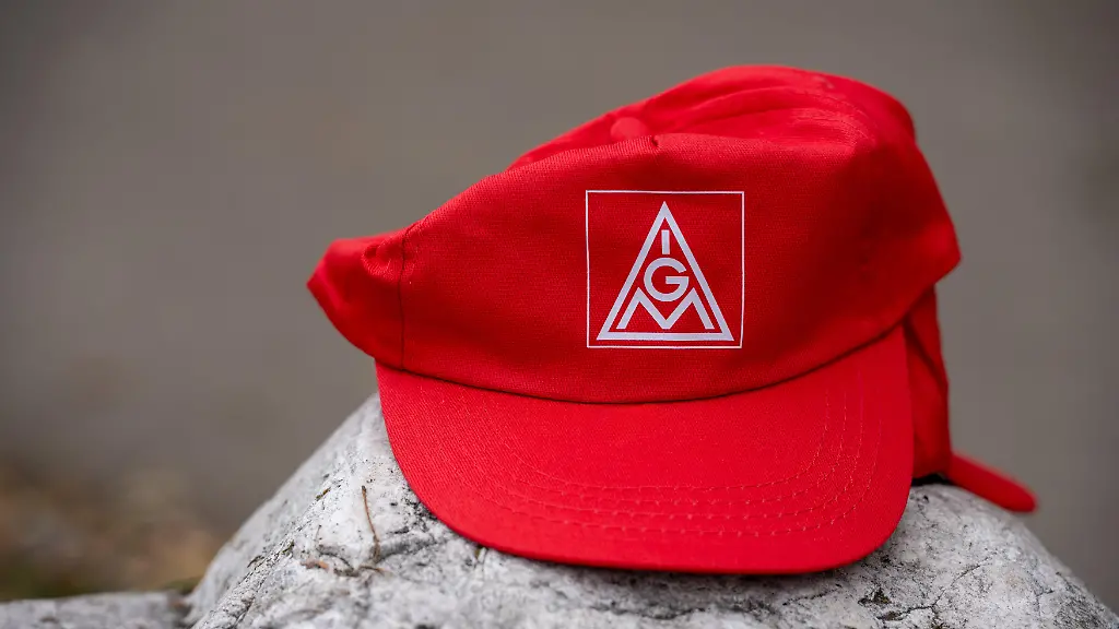 IG-Metall-Streik-bzw-Warnstreik-in-Augsburg-Mitarbeiter-bzw-Angestellte-der-Firma-MAN-Energy-Solutions-Symbolbild-rote-Muetze-liegt-auf-einem-Stein-neben-Werksgebaeude-nach-dem-Streik-Arbeit-niedergelegt