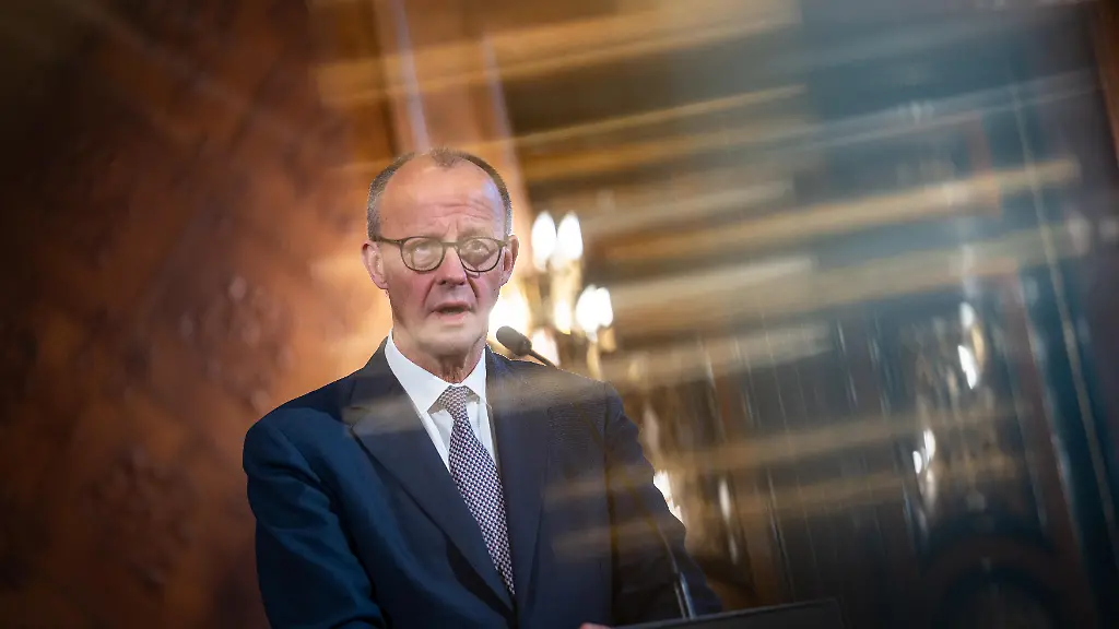 Bundeskanzler-Friedrich-Merz-beim-Pressestatement-im-Hamburger-Rathaus