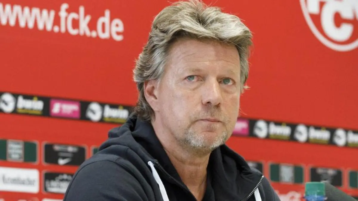 Jeff-Saibene-sitzt-vor-der-Presse