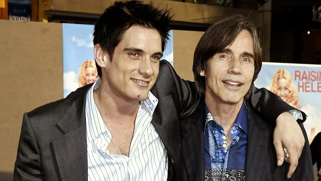 US-Saenger-Jackson-Browne-r-und-sein-Sohn-der-Schauspieler-Ethan-Browne-l-treffen-am-26-5-2004-zur-Premiere-von-Ethans-neuer-Filmkomoedie-Raising-Helen-in-Los-Angeles-ein