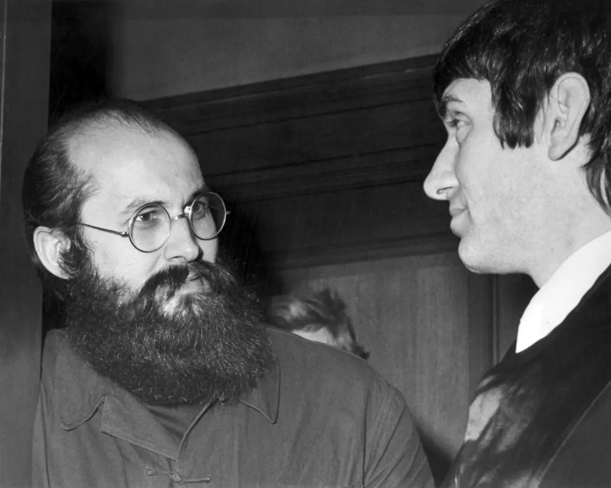 Der-Angeklagte-Horst-Mahler-l-und-sein-Verteidiger-Otto-Schily-am-7-Verhandlungstag-im-Gerichtssaal-in-Berlin-Moabit-am-23-10-1972-Dem-Rechtsanwalt-Horst-Mahler-wird-vorgeworfen-an-der-Gruendung-einer-kriminellen-Vereinigung-mitgewirkt-zu-haben-sowie-die-Beteiligung-an-Bankueberfaellen-und-unbefugter-Waffenbesitz-Am-23-10-gab-es-erstmals-Fotos-vom-Prozess-Der-Vorsitzende-des-1-Strafsenats-des-Kammergerichts-in-Berlin-Mobait-hatte-das-strikte-Film-und-Fotografierverbot-aufgehoben-Ein-Kamerateam-und-ein-Bildjournalist-durften-in-der-Mittagspause-Aufnahmen-machen