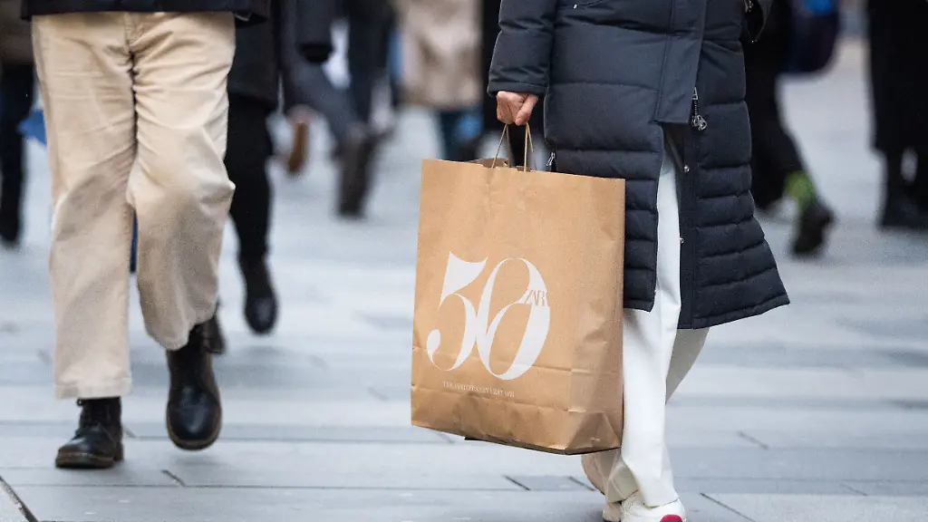 ABD0085-20251121-WIEN-OeSTERREICH-THEMENBILD-Illustration-zu-den-Themen-Weihnachten-Advent-Weihnachtsgeschaeft-Handel-Tourismus-Im-Bild-Eine-Fussgaengerin-mit-einer-Einkaufstasche-auf-einer-Einkaufsstrasse-in-Wien-aufgenommen-am-Freitag-21-November-2025