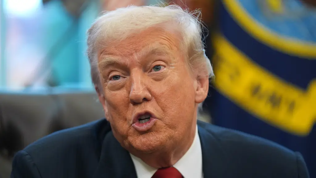 US-Praesident-Donald-Trump-spricht-nach-einem-Treffen-mit-dem-gewaehlten-Buergermeister-von-New-York-City-Mamdani-im-Oval-Office-des-Weissen-Hauses