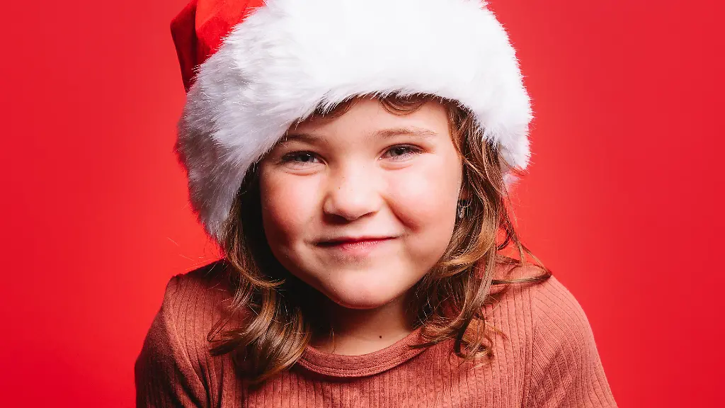 maedchen-weihnachten-weihnachtsmuetze-vorfreude-Bildverwendung-nur-mit-Urhebervermerk-Addictive-Stock-Shotshop-picture-alliance-Keine-Exlusivverkaeufe-moeglich