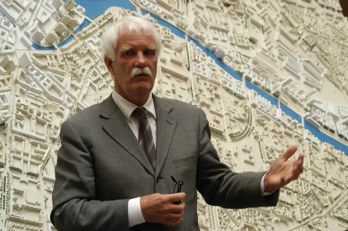 Senatsbaudirektor-Hans-STIMMANN-Foto-erlaeuterte-einem-kleinen-Kreis-von-Journalisten-und-Fuehrungskraeften-der-WALTER-Bau-AG-vereinigt-mit-DYWIDAG-am-28-08