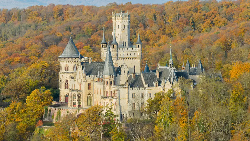 Das-Schloss-Marienburg-in-der-Region-Hannover-Luftaufnahme-mit-Drohne-Am-7-November-startet-bei-Amazon-Prime-die-zweite-Staffel-der-Serie-Maxton-Hall-die-auf-Schloss-Marienburg-gedreht-wurde