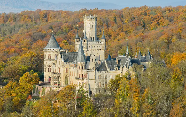 Das-Schloss-Marienburg-in-der-Region-Hannover-Luftaufnahme-mit-Drohne-Am-7-November-startet-bei-Amazon-Prime-die-zweite-Staffel-der-Serie-Maxton-Hall-die-auf-Schloss-Marienburg-gedreht-wurde