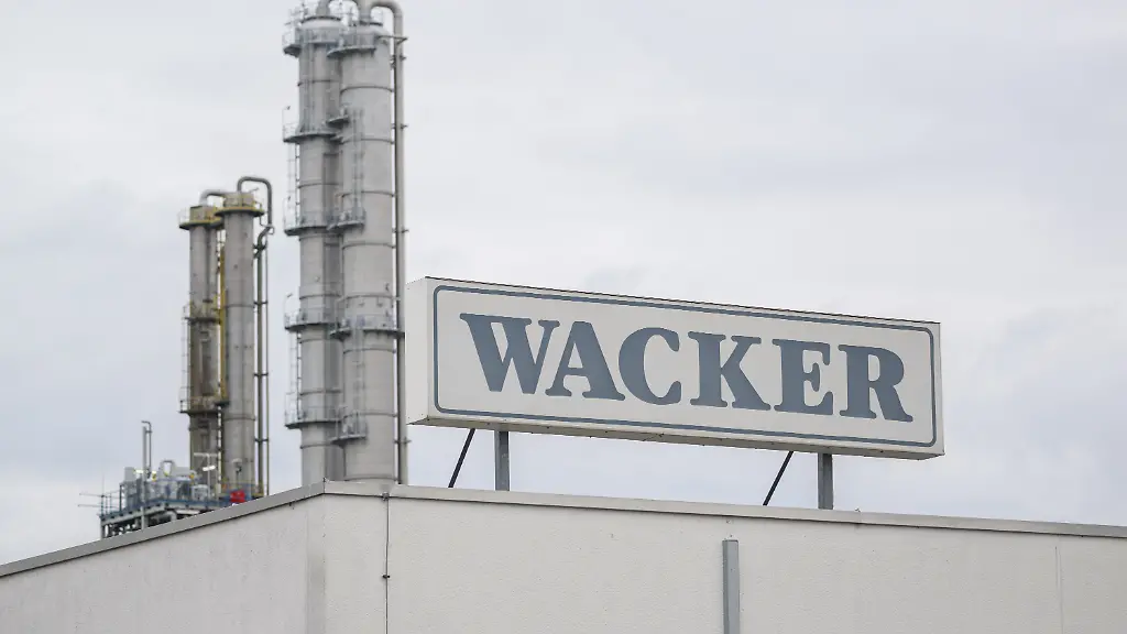 Ein-Firmenschild-ist-auf-dem-Dach-am-Eingang-der-Wacker-Chemie-AG-am-Standort-Nuenchritz-zu-sehen