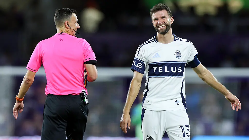 MLS-Fussball-Herren-USA-Vancouver-Whitecaps-FC-at-Orlando-City-Oct-11-2025-Orlando-Florida-USA-Vancouver-Whitecaps-forward-Thomas-Mueller-13-reacts-to-head-referee-Sergii-Boiko-during-a-match-against-Orlando-City-in-the-second-half-at-Inter-Co-Stadium