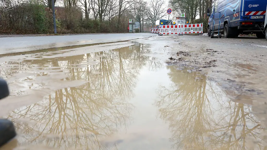 In-Hamburg-ist-der-Bramfelder-Weg-auf-mehreren-Metern-unterspuelt-worden-Grundschueler-hatten-deshalb-ploetzlich-frei