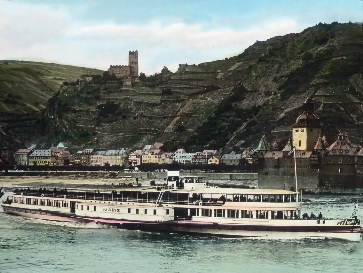 Rheinischer-Abend-Rheinreise-Rheinfahrt-Der-uns-schon-bekannte-schmucke-Dampfer-A-MainzA-faehrt-hier-an-der-Pfalz-vorbei-Der-Rhein-hat-jetzt-seinen-normalen-Wasserstand-da-ist-der-felsige-Grund-nicht-sichtbar-und-es-scheint-als-sei-die-Wasserburg-neben-dem-Dampfer-selber-ein-fantastisches-schwimmendes-Schiff-Das-freundliche-Staedtchen-am-schmalen-Uferrand-ist-Kaub-auf-der-Rheinpromenade-hat-Bluecher-ein-Denkmal-der-am-1-Januar-1814-hier-mit-seinem-Heere-ueber-den-Rhein-setzte-und-dadurch-den-Befreiungskrieg-zur-entscheidenden-Wendung-brachte-Man-singt-am-Rheine-ein-huebsches-Volkslied-von-A-der-Rose-im-Laub-dem-Elschen-von-Kaub