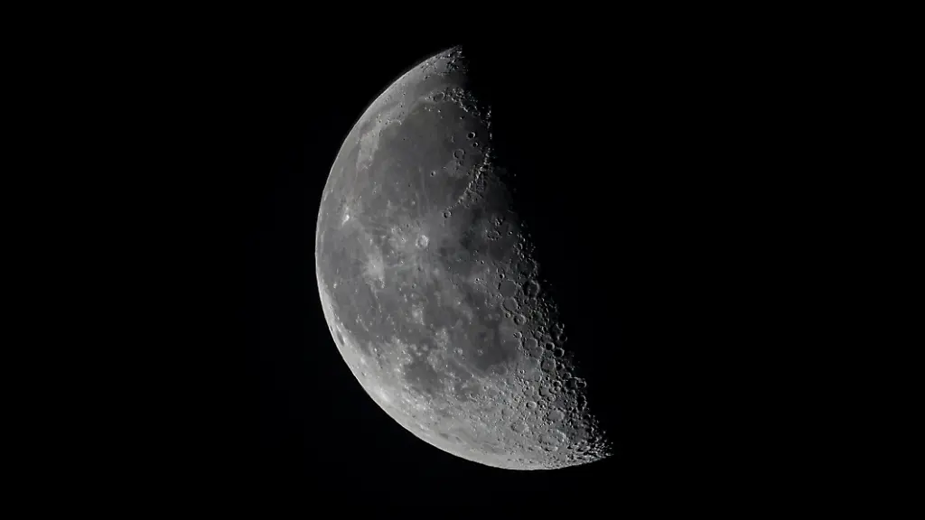 Mond-Mondphase-abnehmender-Mond-am-Himmel-ueber-ueber-Siegen-Oberschelden-Mond-im-Siegerland-am-12-11-2025-in-Siegen-Deutschland