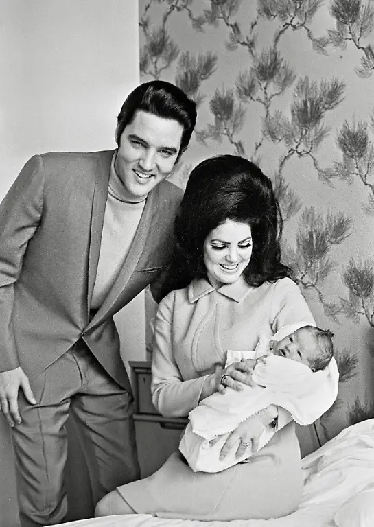 Elvis-Presley-Priscilla-Presley-leaving-the-Baptist-Hospital-Memphis-Tennessee-with-their-daughter-Lisa-Marie-born-at-the-hospital-on-February-1-1968
