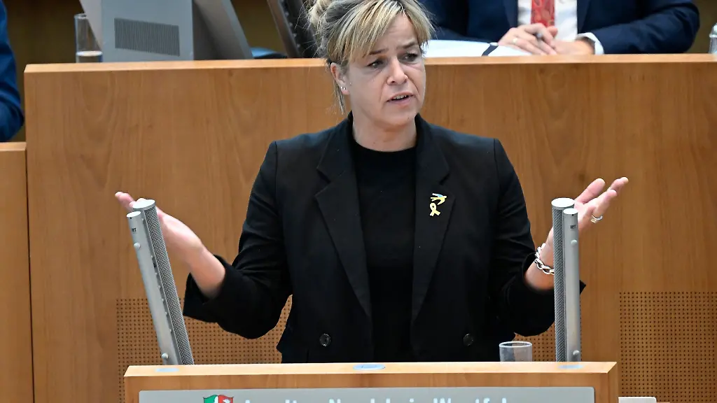 NRW-Wirtschaftsministerin-Mona-Neubaur-Gruene-spricht-sich-angesichts-der-wirtschaftlichen-Schwaeche-fuer-flexible-Antworten-in-der-Klimapolitik-aus