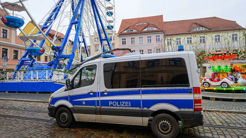 Nicht-nur-besinnlich-Auf-dem-Weihnachtsmarkt-in-Cottbus-endet-ein-Streit-um-Grillfleisch-mit-einer-handfesten-Auseinandersetzung