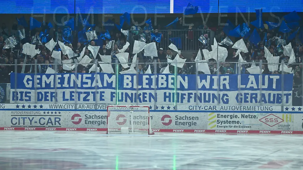 Choreografie-vom-Dresdner-Fanblock-vor-dem-Spiel-Dresdner-Eisloewen-vs-Iserlohn-Roosters-1-Eishockey-Bundesliga-Herren-Spielzeit-2025-2026-26-11-2025-Dresdner-Eisloewen-vs-Iserlohn-Roosters-1-Eishockey-Bundesliga-Herren-Spielzeit-2025-2026-26-11