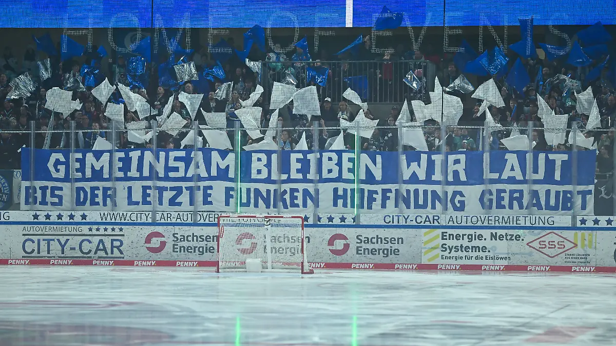 Choreografie-vom-Dresdner-Fanblock-vor-dem-Spiel-Dresdner-Eisloewen-vs-Iserlohn-Roosters-1-Eishockey-Bundesliga-Herren-Spielzeit-2025-2026-26-11-2025-Dresdner-Eisloewen-vs-Iserlohn-Roosters-1-Eishockey-Bundesliga-Herren-Spielzeit-2025-2026-26-11