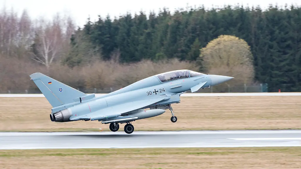 Ein-Kampfflugzeug-vom-Typ-Eurofighter-vom-Taktischen-Luftwaffengeschwader-73-Steinhoff-startet-In-Laage-bei-Rostock-ist-die-Ausbildung-angehender-Eurofighter-Piloten-gebuendelt-Fast-eine-Woche-lang-ueben-die-Kampfpiloten-des-Geschwaders-nun-ueber-Mecklenburg-Vorpommern-das-Fliegen-bei-Nacht
