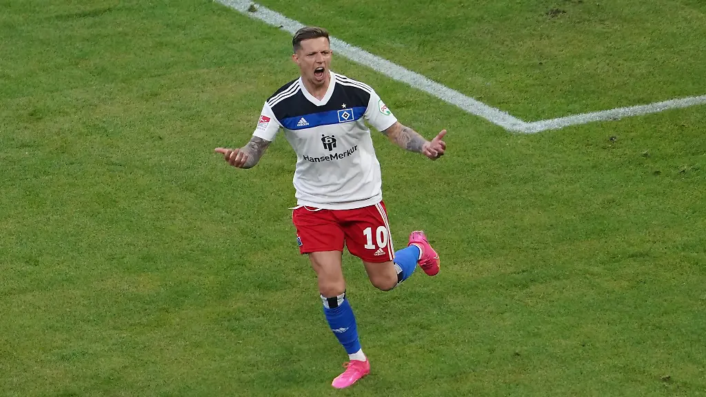Jubelte-einst-fuer-den-HSV-Mittelfeldspieler-Sonny-Kittel-Archivbild