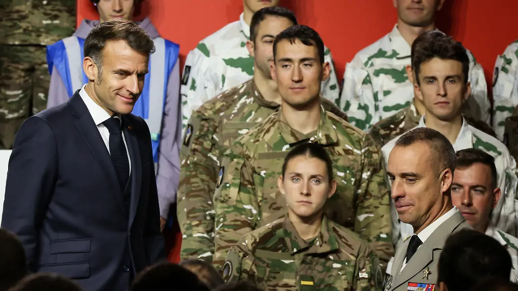 France-s-President-Emmanuel-Macron-meets-soldiers-after-he-unveiled-a-new-national-military-service-at-the-military-base-in-Varces-French-Alps-on-November-27-2025-Macron-said-France-to-restore-voluntary-military-service-starting-from-summer-2026