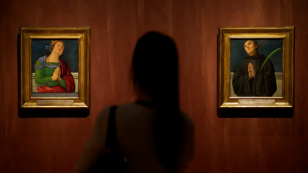 A-visitor-looks-at-the-paintings-St-Placidus-right-and-St-Giustina-by-Pietro-Vanucci-called-il-Perugino-at-the-exhibition-Roma-Aeterna-Masterpieces-of-the-Vatican-Pinacotheca-in-the-Tretyakov-Gallery-in-Moscow-Thursday-Nov-24-2016-The-exhibition-will-officially-open-on-Friday