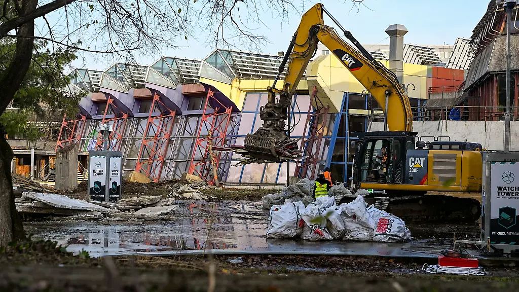 Am-Sport-und-Erholungszentrum-SEZ-in-Berlin-Friedrichshain-hat-ein-Bagger-mit-Arbeiten-begonnen