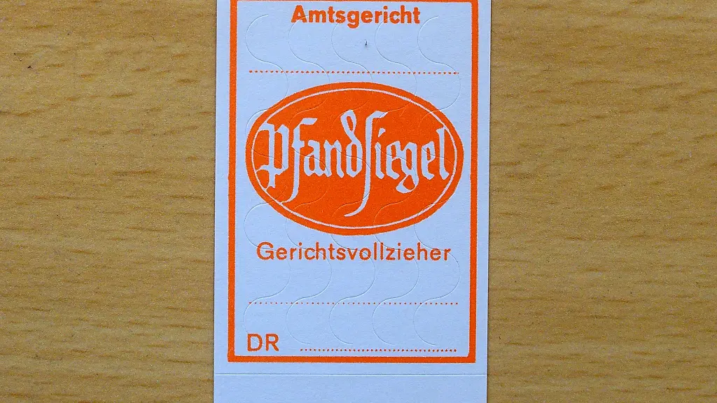 Gerichtsvollzieher-nutzen-Pfandsiegel-um-gepfaendete-Wertgegenstaende-zu-kennzeichnen