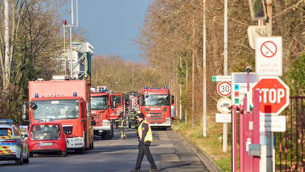 Rund-80-Rettungskraefte-waren-bei-einem-Chemieunfall-im-Koblenzer-Industriegebiet-im-Einsatz
